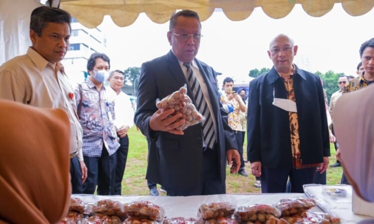 Benyamin Davnie Tinjau Pelaksanaan Bazar Murah di Kecamatan Serpong