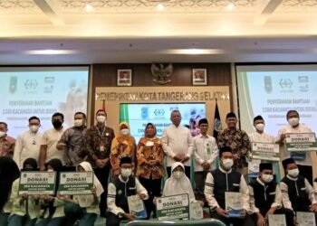 Persembahan Pelanggan Indomaret, LAZISNU PBNU Serahkan Bantuan Kacamata untuk Siswa dan Santri di Tangsel