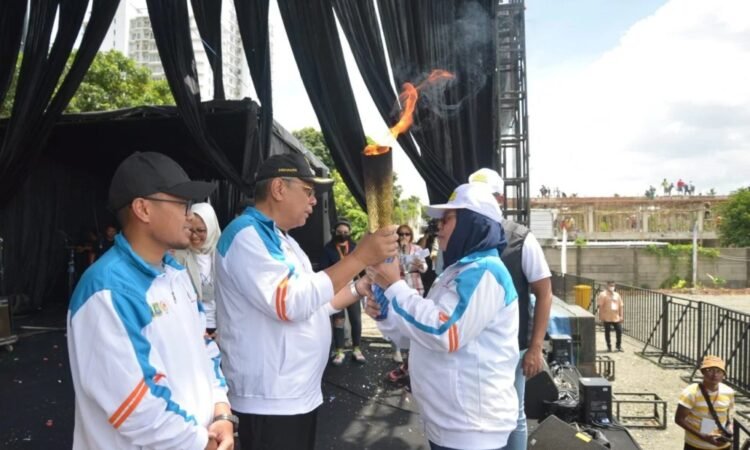 Kirab Obor Porprov VI Banten, Benyamin Davnie Ajak Warga Dukung Kontingen Tangsel