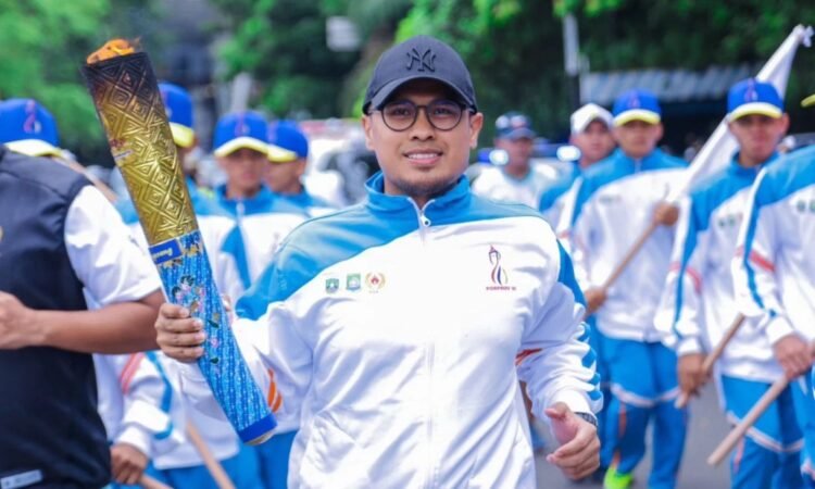Wakil Wali Kota Tangsel Pilar Saga Ichsan Serahkan Obor Porprov VI Banten ke Kota Tangerang