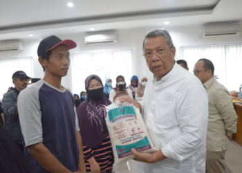 Wali Kota Benyamin Davnie Salurkan Bantuan Kerawanan Pangan