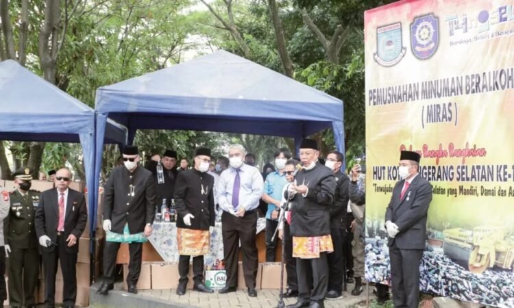Pemkot Tangsel Bersama Forkopimda Musnahkan Ribuan Botol Minuman Keras