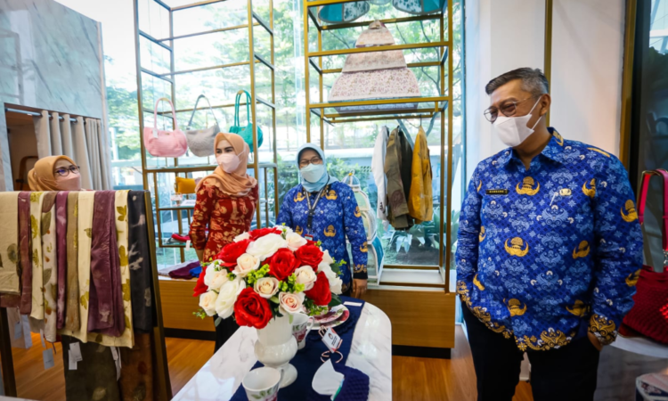 Sekda Tangsel Bambang Noertjahjo Resmikan Ladies Mart dan Galeri
