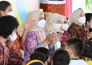 Ibu Iriana dan OASE KIM Belajar dan Bermain dengan Anak-anak di Sumatra Selatan