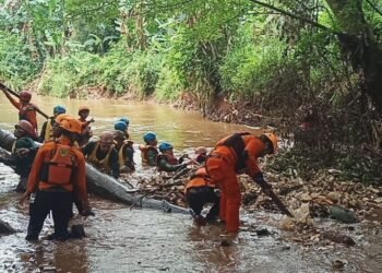 Mitigasi Bencana, Pemkot Tangsel Bersama Tim Gabungan Kebencanaan Lakukan Giat Bersih Kali Angke