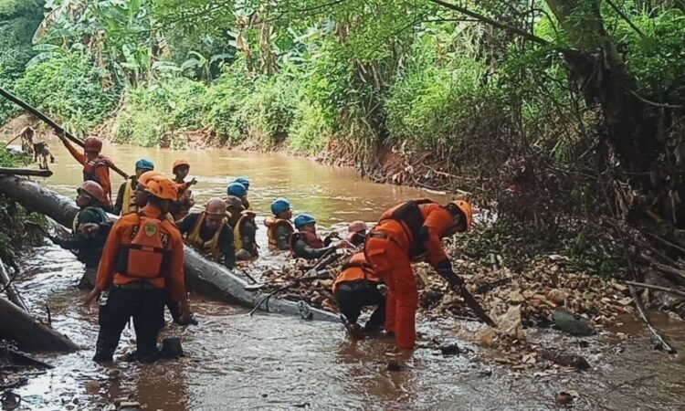 Mitigasi Bencana, Pemkot Tangsel Bersama Tim Gabungan Kebencanaan Lakukan Giat Bersih Kali Angke