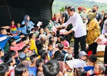 Presiden Berikan Bantuan kepada Para Pengungsi Terdampak Gempa Bumi di Cianjur
