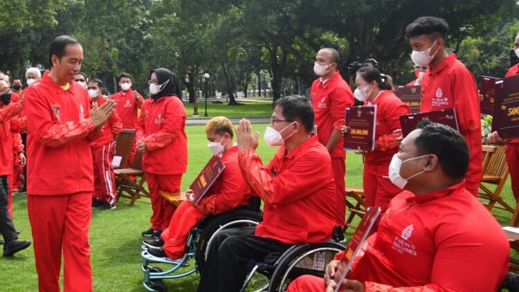 Presiden Jokowi Serahkan Bonus Apresiasi bagi Atlet ASEAN Paragames Ke-11