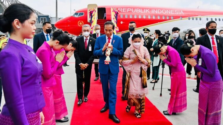 Presiden Jokowi dan Ibu Iriana Tiba di Bangkok