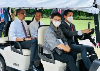 Saat Presiden Jokowi Ajak Presiden Rwanda Naik Mobil Golf