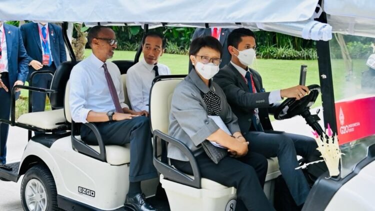 Saat Presiden Jokowi Ajak Presiden Rwanda Naik Mobil Golf