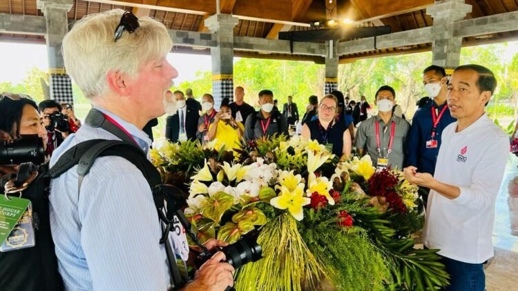 Saat Presiden Jokowi Ajak Wartawan Berteduh di Tempat VVIP Tahura