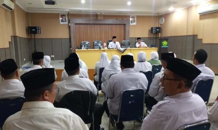 Terima SK Kenaikan Pangkat, 12 Guru Kemenag Tangsel Diminta Tingkatkan Kinerja