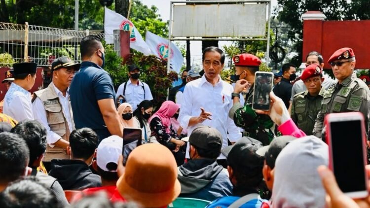 Tinjau Lokasi Terdampak Gempa di Cianjur, Presiden Prioritaskan Evakuasi dan Distribusi Logistik