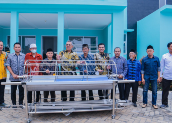 Wali Kota Benyamin Davnie Serahkan Bantuan Peralatan Pemandian Jenazah dan Tenda Pemakaman kepada DKM dan TPU Sari Mulya