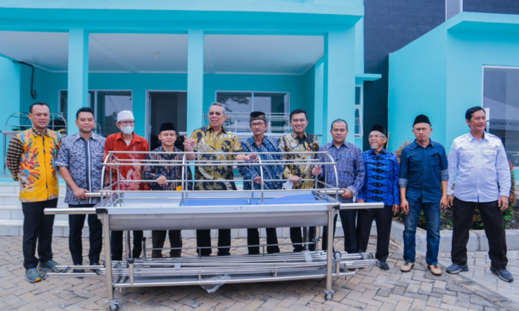 Wali Kota Benyamin Davnie Serahkan Bantuan Peralatan Pemandian Jenazah dan Tenda Pemakaman kepada DKM dan TPU Sari Mulya
