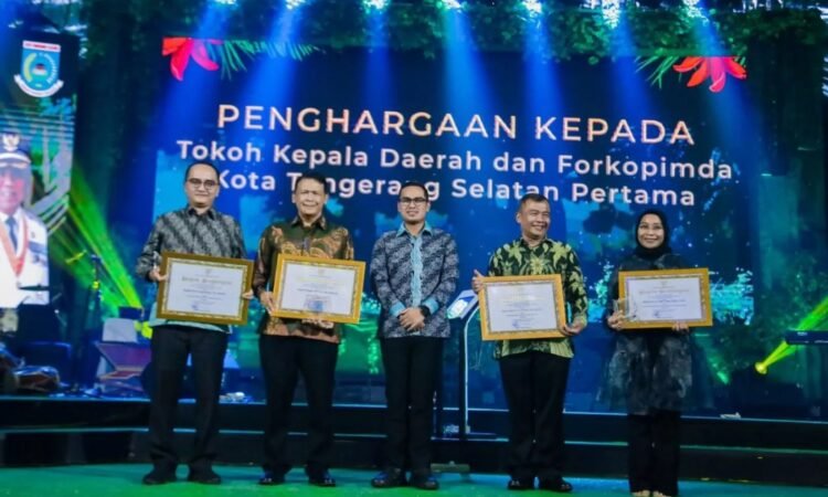 Malam Inaugurasi HUT ke-14 Tangsel, Pemkot Berikan Penghargaan ke Sejumlah Tokoh