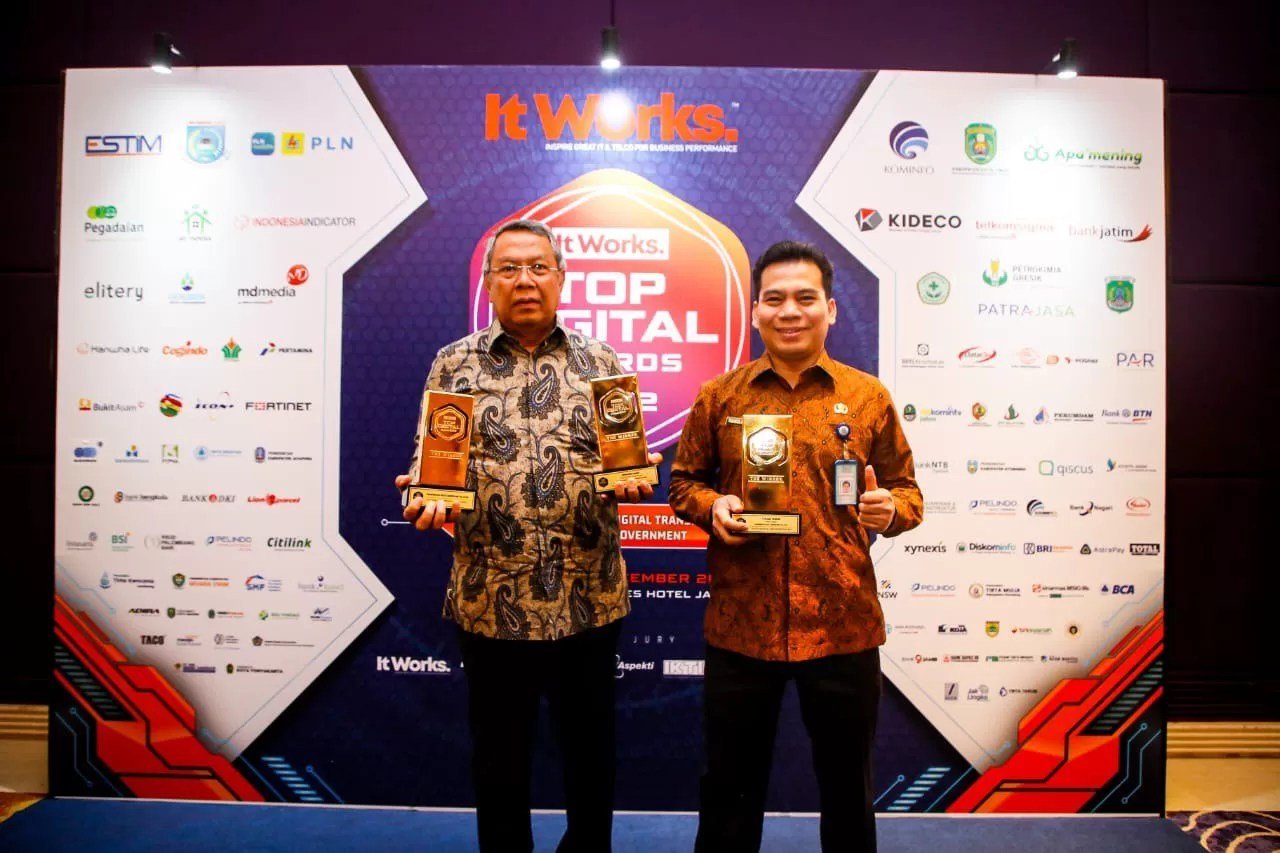 Pemerintah Kota Tangerang Selatan meraih tiga penghargaan sekaligus dalam It Works Top Digital Awards 2022, yang diselenggarakan di Hotel Rafles Jakarta pada Kamis (15/12). Ketiga penghargaan tersebut yakni, Top Digital Implementation 2022 level star 4 untuk Pemerintah Kota Tangerang Selatan, Top Leader On Digital Implementation 2022 untuk Wali Kota Tangerang Selatan Benyamin Davnie, dan TOP CIO (Chief Information Officer) on Digital Implementation 2022 untuk Kepala Dinas Komunikasi dan Informatika (Diskominfo) Kota Tangerang Selatan, Tb. Asep Nurdin.
