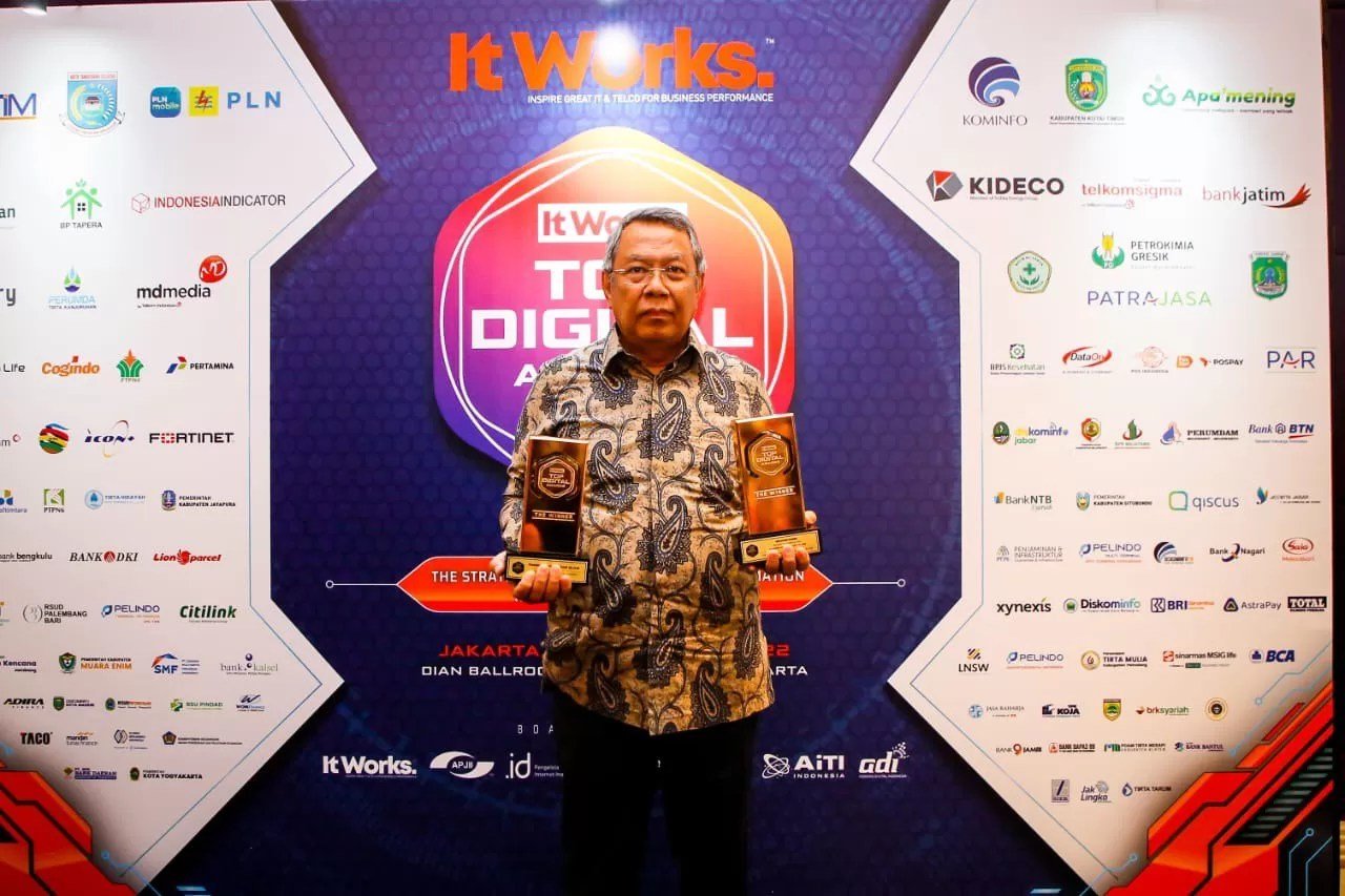 Pemerintah Kota Tangerang Selatan meraih tiga penghargaan sekaligus dalam It Works Top Digital Awards 2022, yang diselenggarakan di Hotel Rafles Jakarta pada Kamis (15/12). Ketiga penghargaan tersebut yakni, Top Digital Implementation 2022 level star 4 untuk Pemerintah Kota Tangerang Selatan, Top Leader On Digital Implementation 2022 untuk Wali Kota Tangerang Selatan Benyamin Davnie, dan TOP CIO (Chief Information Officer) on Digital Implementation 2022 untuk Kepala Dinas Komunikasi dan Informatika (Diskominfo) Kota Tangerang Selatan, Tb. Asep Nurdin.