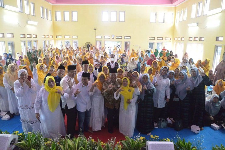 Wali Kota Tangerang Selatan Benyamin Davnie saat menghadiri perayaan Hari Ulang Tahun ke-104 Kelurahan Pondok Ranji