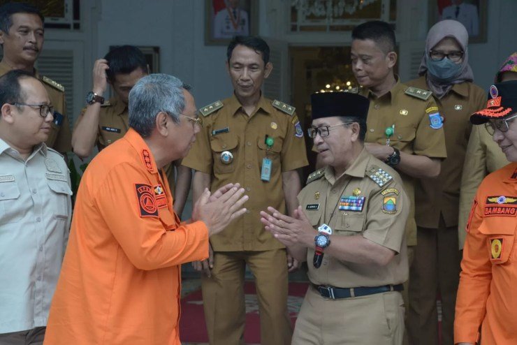 Temui Bupati Cianjur, Wali Kota Benyamin Davnie Serahkan Bantuan Kemanusiaan dari Pemkot dan Warga Tangsel