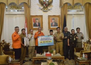 Temui Bupati Cianjur, Wali Kota Benyamin Davnie Serahkan Bantuan Kemanusiaan dari Pemkot dan Warga Tangsel