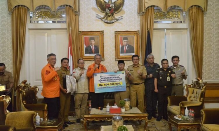 Temui Bupati Cianjur, Wali Kota Benyamin Davnie Serahkan Bantuan Kemanusiaan dari Pemkot dan Warga Tangsel