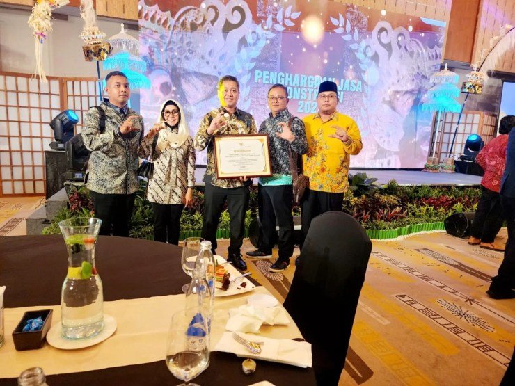 Dinas SDABMBK Kota Tangsel Meraih Penghargaan Kategori OPD Tingkat Kota/Kabupaten Terbaik Pertama Penghargaan Jasa Konstruksi Tahun 2022