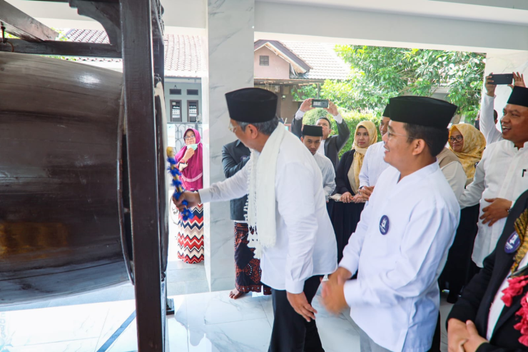 Kota Tangerang Selatan Benyamin Davnie menghadiri peresmian pengembangan Masjid Raya Vila Inti Persada, Pamulang. Peresmian dilakukan pada Sabtu (18/12).