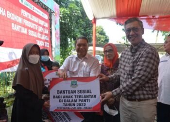 Dampingi Pj Gubernur Banten, Sekda Tangsel Bambang Noertjahjo Serahkan Bantuan ke Masyarakat