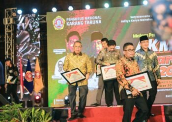 Pengurus Nasional Karang Taruna Anugerahkan Penghargaan Satyalancana Dharma Aditya Karya Mahatva Yodha kepada Wali Kota Tangsel Benyamin Davnie