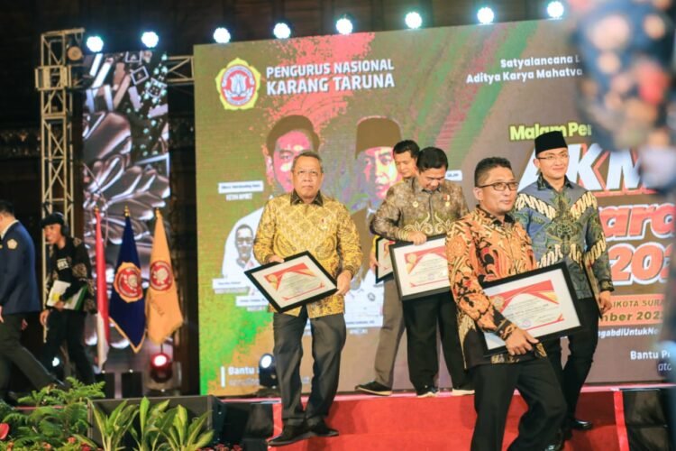 Pengurus Nasional Karang Taruna Anugerahkan Penghargaan Satyalancana Dharma Aditya Karya Mahatva Yodha kepada Wali Kota Tangsel Benyamin Davnie