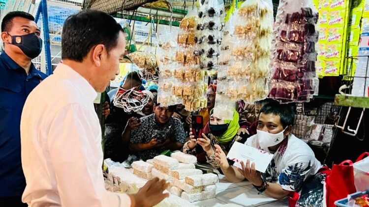 Jelang Nataru, Presiden Cek Harga di Pasar Cigombong