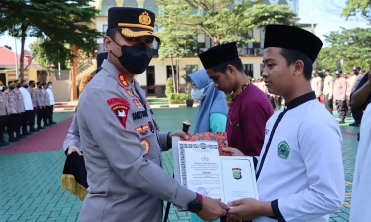 Kapolres Tangsel Beri Penghargaan kepada Santri Berprestasi