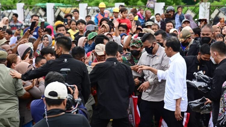 Kunjungi Pasar Utan, Presiden dan Ibu Iriana Disambut Hangat Pedagang dan Warga
