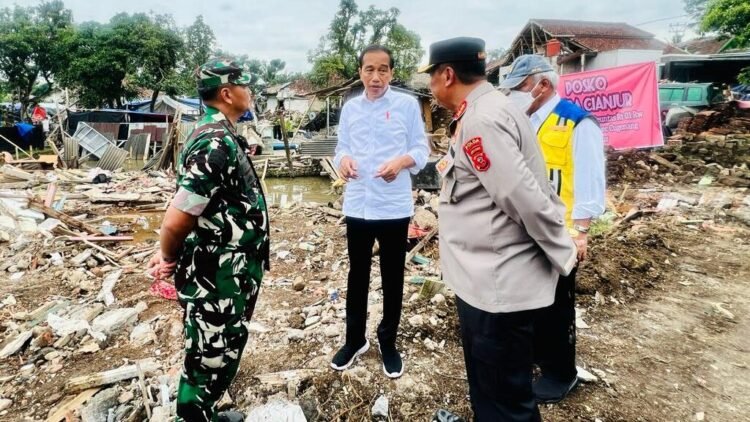 Presiden Berikan Arahan ke Pangdam dan Kapolda: Gerakkan TNI-Polri Bantu Bersihkan Puing