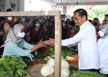 Presiden Berikan Bansos kepada Para Pedagang di Pasar Baru Subang