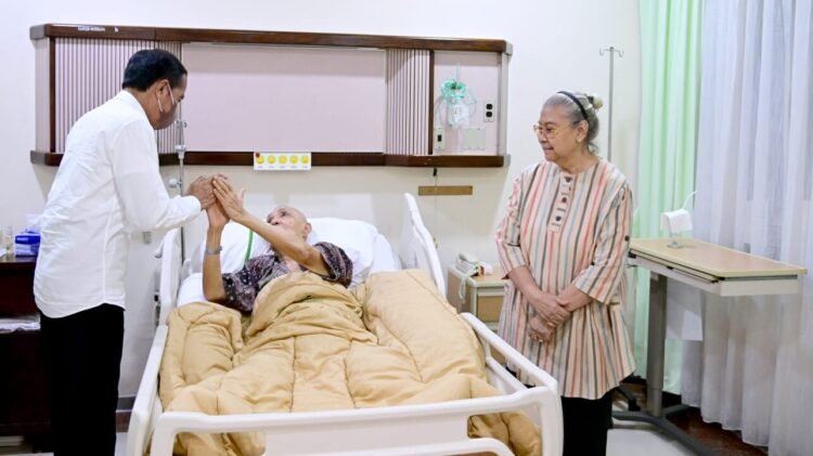 Presiden Jokowi Jenguk Try Sutrisno di RSPAD Gatot Soebroto