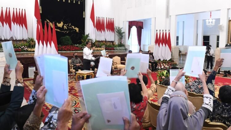Presiden Jokowi Serahkan 1,5 Juta Sertifikat Hak Atas Tanah