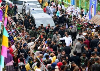 Presiden Jokowi Serahkan Bantuan Sosial kepada Pedagang di Pasar Sila