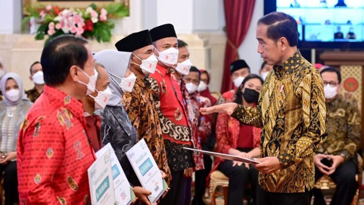 Presiden Jokowi Serahkan KUR Klaster dan Salurkan Dana melalui LPDB KUMKM