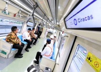 Presiden Tinjau Infrastruktur dan Naik KRL dari Tanah Abang ke Manggarai