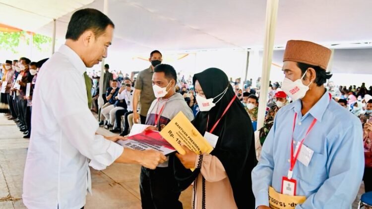 Presiden Serahkan Bantuan Stimulan Rumah Korban Gempa Cianjur