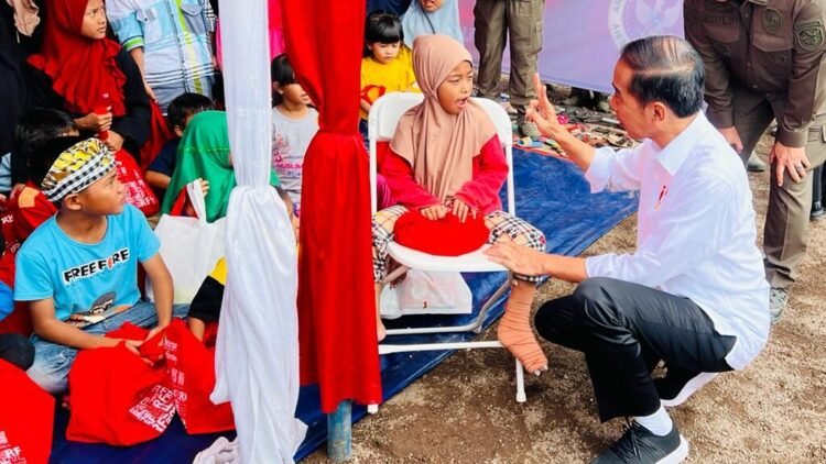 Presiden Tinjau Posko Bencana Gempa Bumi BIN di Desa Cijedil
