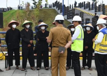 Saat Presiden Jokowi Berikan Kuis kepada Petani di Bendungan Sadawarna