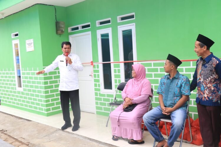 Sekda Resmikan Bedah Rumah di Kelurahan Pakulonan Barat