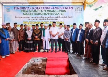 Wali Kota Benyamin Davnie Lakukan Peletakan Batu Pertama Pembangunan Masjid Baiturrahim