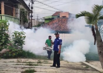 Cegah DBD, Indah Kiat Tangerang Lakukan Fogging di Kelurahan Pakulonan