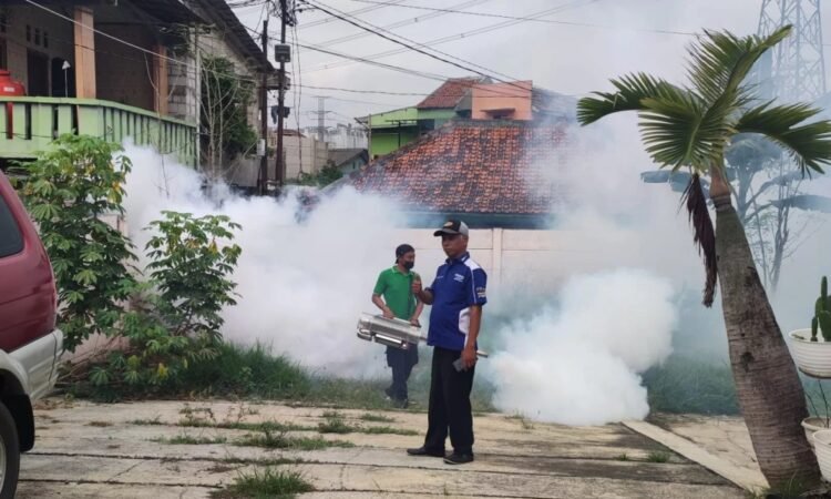 Cegah DBD, Indah Kiat Tangerang Lakukan Fogging di Kelurahan Pakulonan