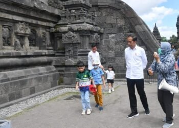 Ajak Cucu ke Candi Prambanan, Presiden Jokowi Promosikan Wisata Edukasi